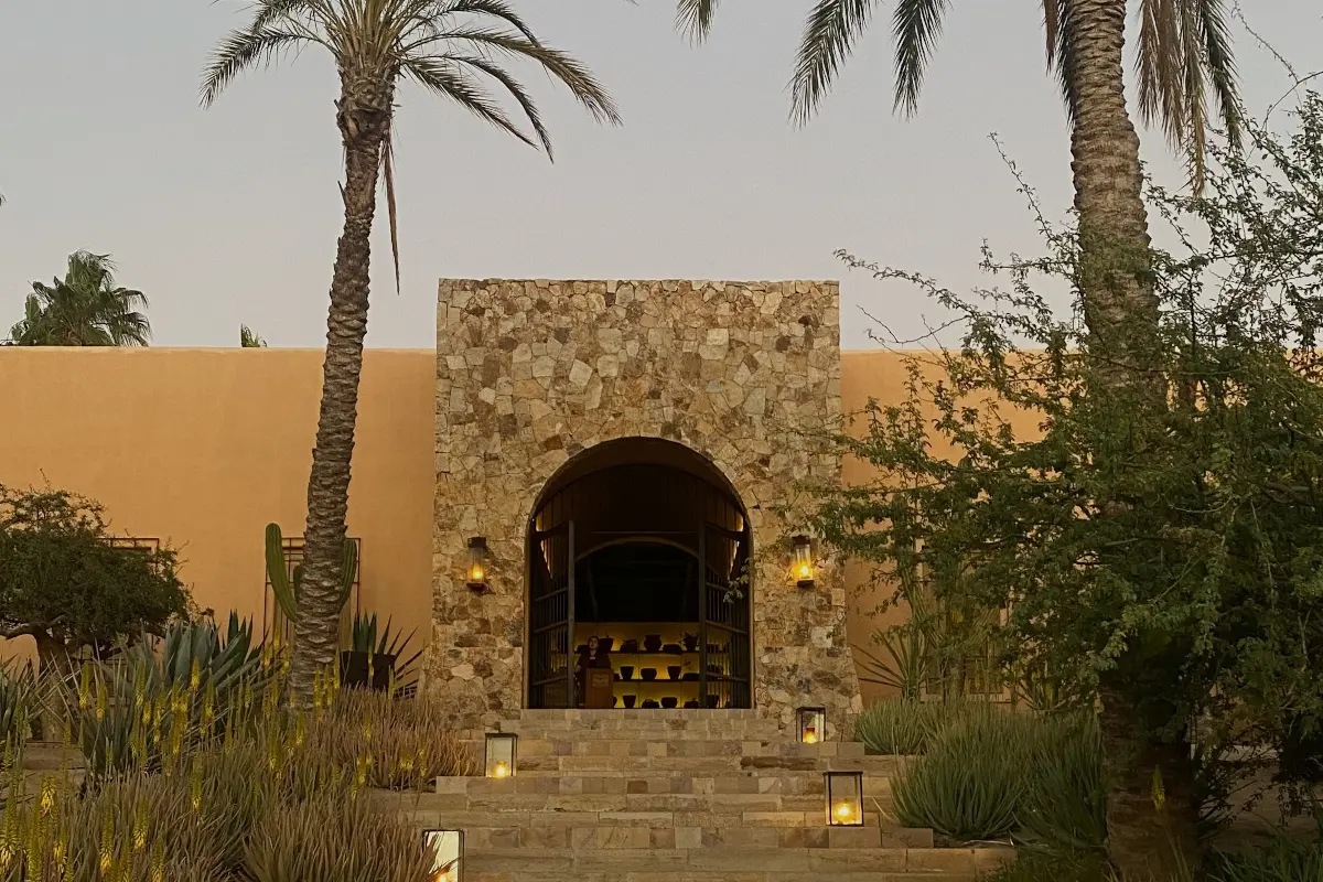 Welkom in jouw digitale thuis. Een sfeervolle stenen trap, verlicht met kaarsen, die leidt naar de entree van een mediterrane wellness, als symbool voor het warme en heldere onboarding-proces bij Adverdream.