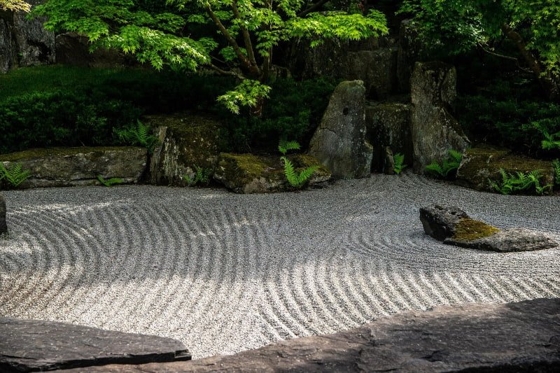 Een stenen zonnewijzer in een serene tuin, symbool voor de heldere, strategische richting die Adverdream biedt aan ondernemers.