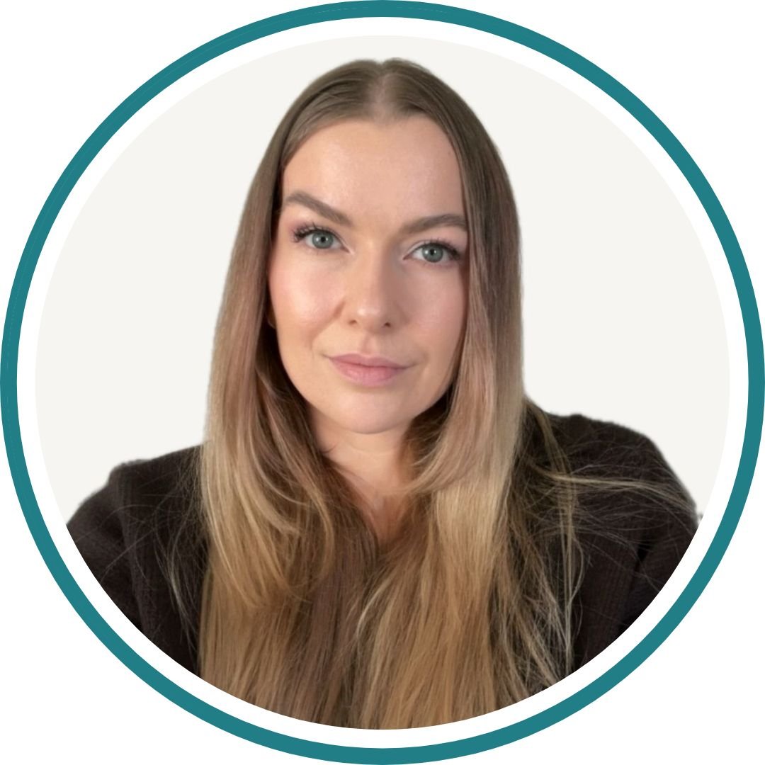 Sara Claeys, oprichter van Adverdream, die bij de rotsen in Buġibba, Malta, uitkijkt naar een heldere horizon. Een symbool voor de veilige en serene basis die zij bouwt voor haar klanten.