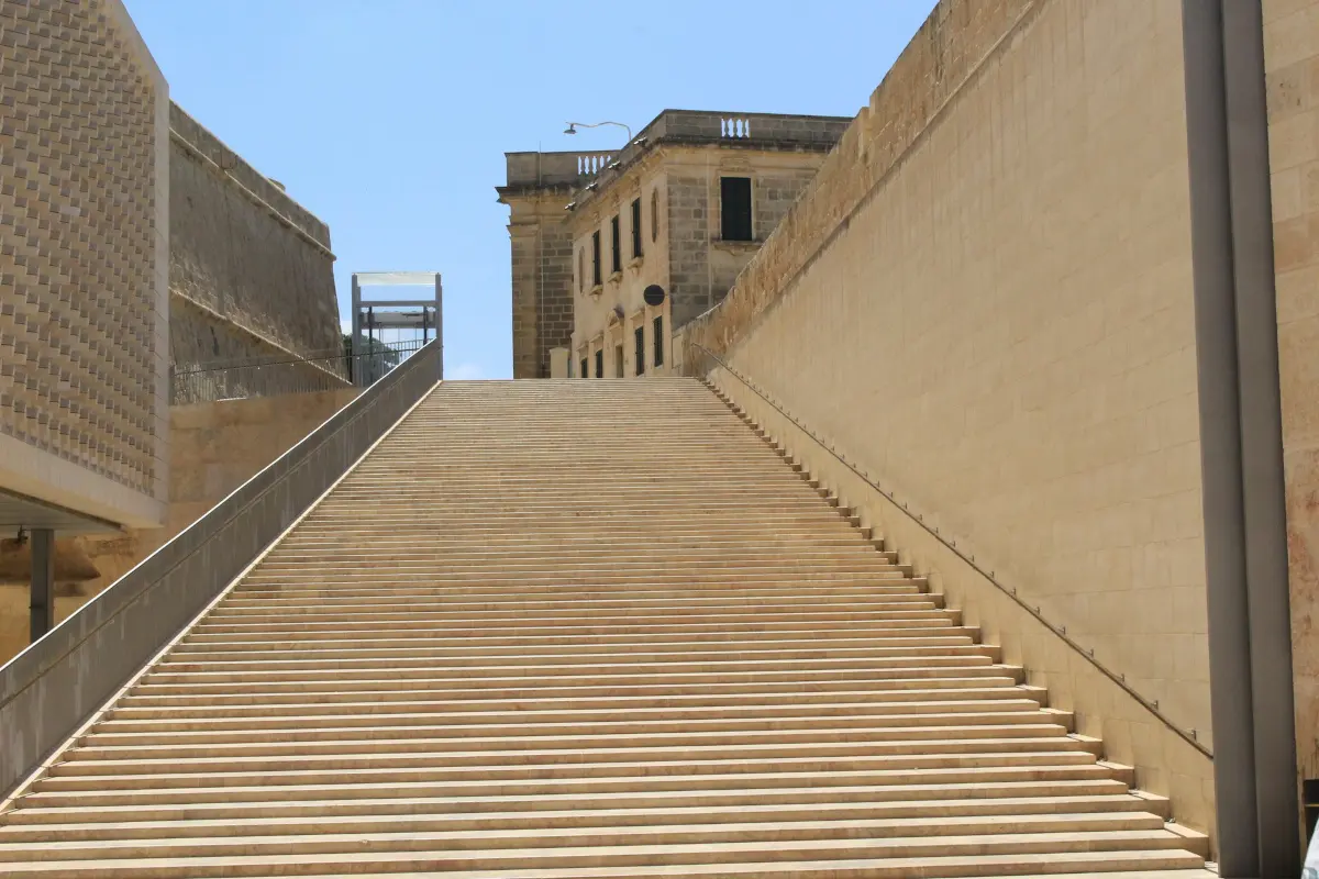 De trap naar jouw grootste ambities. De grote, imposante trap in Valletta, Malta, symbool voor het samen vooruit kijken naar en het ondersteunen van de groeiende ambities van ondernemers.